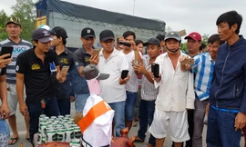 Náo loạn tại BOT Sóc Trăng khi tài xế mang heo đến cúng