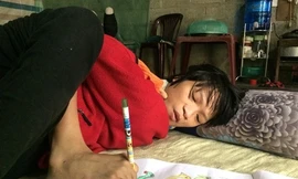 Cô gái nhiễm chất độc da cam vẽ tranh bằng chân