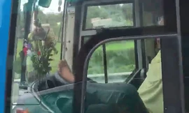 Tài xế Hiếu lái xe bằng chân trên cao tốc nên bị ghi hình lại. Ảnh cắt ra từ clip.