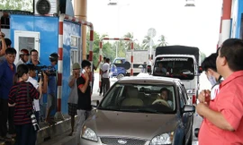 Kỷ luật tài xế xe biển xanh phản đối Trạm BOT Sóc Trăng