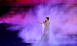 Thiên Nga xúc động hát 'Còn tuổi nào cho em' trên sân khấu Gala 30 năm