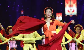 Hà Kiều Anh 'khuấy động' sân khấu Gala 30 năm HHVN với 'cây đèn cù'