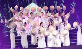 Thí sinh HHVN ngọt ngào 'Một thoáng quê hương' với áo dài Việt Nam 
