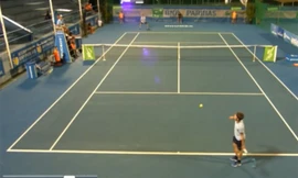 Tay vợt người Pháp gây sốc khi giao bóng kiểu… cầu lông