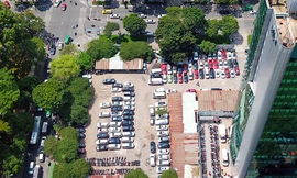 Lô đất 5.000 m2 đã được giao để triển khai dự án từ nhiều năm nay nhưng hiện vẫn làm bãi đỗ xe. Ảnh: Như Quỳnh.