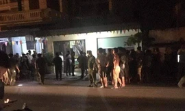 Người dân hiếu kỳ xem lực lượng chức năng khám nghiệm hiện trường vụ việc. Ảnh: CTV.