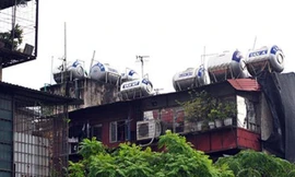 Bể nước inox chen chúc nhau trên nóc nhà các khu tập thể cũ.