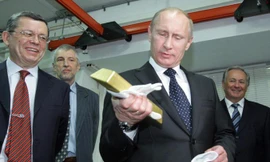 Tổng thống Nga Vladimir Putin cầm trên tay một thỏi vàng. Ảnh: Getty.