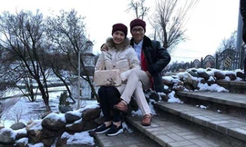 Nghệ sĩ Vượng râu và vợ chụp ảnh tại Thủ đô Matxcova (Nga)