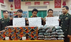 Các đối tượng người Lào vận chuyển pháo lậu bị bắt giữ.