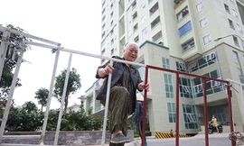 Giữa Thủ đô, người dân sống cảnh 'vượt rào' trong khu đô thị cao cấp