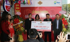 Chị Đào Minh Huệ nhận giải thưởng trị giá hơn 1,5 tỷ đồng.