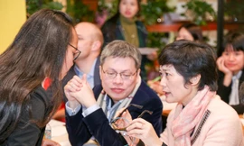 Ban giám khảo đang trao đổi với thành viên của một trong 12 đội tham gia vòng chung kết.