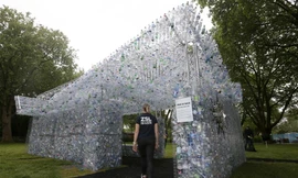 Ngôi nhà đẹp làm từ 15000 chai nhựa bỏ đi