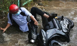 Hai ngày sau mưa lớn, đường ngoại thành Hà Nội vẫn bị ngập