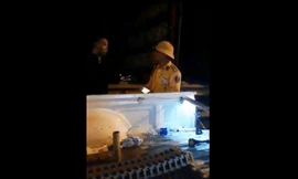 Lực lượng CSGT rọi đèn pin và “vung tay” với người quay phim trong clip.