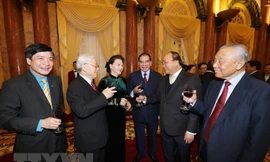 Các đồng chí lãnh đạo và nguyên lãnh đạo Đảng, Nhà nước cùng nâng cốc chúc mừng. Ảnh: Trí Dũng/TTXVN.