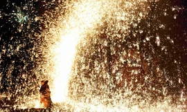 Nghệ nhân Trung Quốc múa rồng đón năm mới trong mưa kim loại nóng chảy