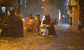 Người Hà Nội bì bõm dắt xe chết máy về nhà sau trận mưa cực lớn