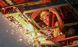 Mục kích tháo dỡ trạm thu phí Thủ Thiêm trong đêm