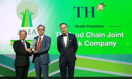 Ông Wolfgang Friess, Tổng Giám đốc Công ty Cổ phần Chuỗi Thực phẩm TH (Tập đoàn TH) nhận Giải thưởng Doanh nghiệp Trách nhiệm Châu Á, hạng mục “Nâng cao Sức khỏe” từ Ban tổ chức.