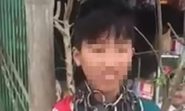 Bé trai bị người nhà dùng xích quấn quanh cổ.