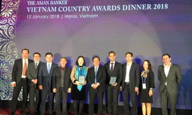 Phó Thống đốc NHNN Nguyễn Kim Anh (thứ 5 từ phải sang) chúc mừng VietinBank nhận 3 giải thưởng lớn.