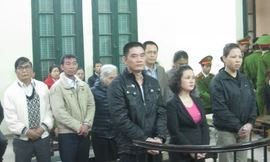 Quảng (ngoài cùng bên phải, hàng đầu) trong phiên tòa hồi đầu năm 2013.