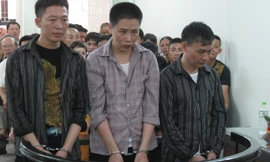 Nhóm côn đồ trong phiên xử ngày 2/7. Ảnh: BH