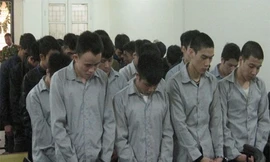 23 bị cáo trong phiên xử. Ảnh: BH