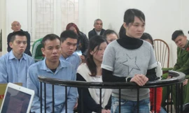 Wang Hui (đứng) cùng đồng phạm trong phiên xử. Ảnh: BH