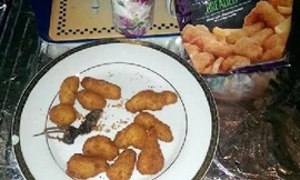 Thức ăn đông lạnh kèm... chuột chết