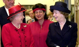Nữ hoàng Anh Elizabeth đệ nhị (áo đỏ) cùng cựu Thủ tướng Margaret Thatcher