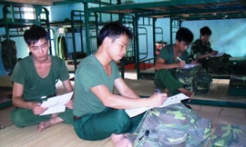 Lính trẻ viết thư và đọc thư Ảnh: BP