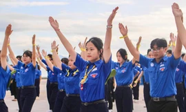 Đoàn viên thanh niên chào cờ Tôi yêu Tổ quốc tôi bên bờ biển Nha Trang 