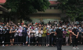 Hàng nghìn người dân chờ dưới mưa dọc đường ra sân bay để chào Chí Tài lần cuối 