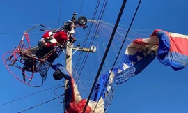 Giải cứu 'ông già Noel' đi phát quà bị mắc kẹt trên cột điện