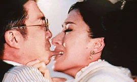 Choáng với nụ hôn bạo lực đến ‘sứt môi’ của sao nam 63 tuổi