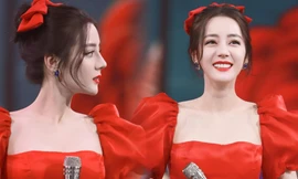 Địch Lệ Nhiệt Ba xinh như công chúa Bạch Tuyết, diện đầm đỏ rực đón xuân