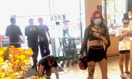 Người đàn ông bị cô gái dùng dây dắt đi như thú cưng gây tranh cãi 'bùng nổ' mạng xã hội