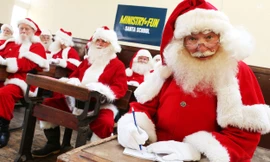Trường học dành cho ông già Noel trong mùa dịch COVID-19
