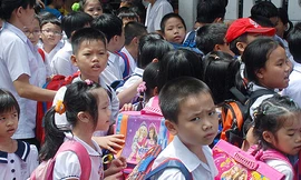 'Cõng' cặp đến trường