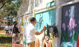 Phụ huynh vẽ tranh lên tường tặng thầy cô giáo