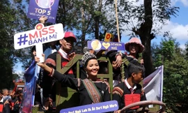 H’Hen Niê được chào đón bằng công nông, giao lưu văn nghệ cùng bà con