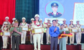 Thanh niên công an tiêu biểu nhận giấy khen