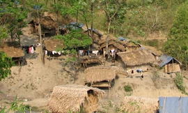 Nhiều nơi bán trú cho học sinh vẫn là lều, lán