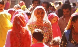 Cấm phụ nữ dùng điện thoại di động vì sợ ‘trốn theo trai’