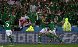 Các cầu thủ Bắc Ireland ăn mừng chiến thắng lịch sử.
