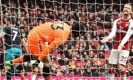 Cech và Mustafi mắc nhiều sai sót ở Premier League mùa này.