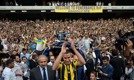 Van Persie được các CĐV Fenerbahce chào đón nồng nhiệt.